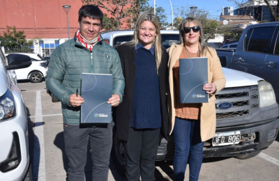 El gobierno entregó vehículos recuperados a dos municipios