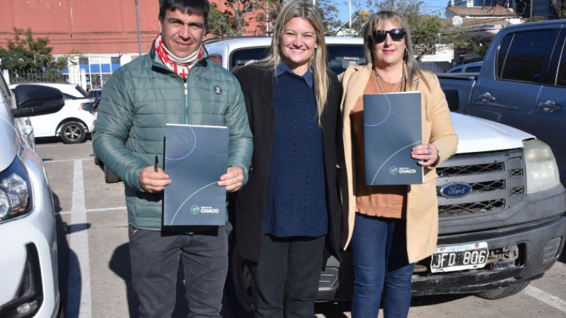 El gobierno entregó vehículos recuperados a dos municipios
