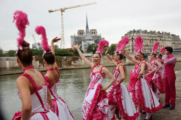 Actrices actúan durante la ceremonia de apertura de los Juegos Olímpicos de Verano de 2024, el viernes 26 de julio de 2024 en París, Francia. Foto; Wang Dongzhen/ AP.