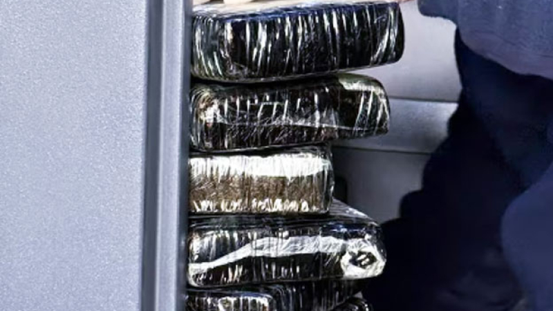 Escanearon un colectivo y detectaron 10 kilos de cocaína ocultos en el baño