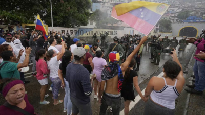 Violentos enfrentamientos entre policías y manifestantes en las calles de Caracas
