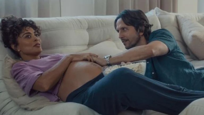 Quedó embarazada de dos hombres y su caso inspiró una serie que arrasa en Netflix