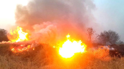 Intenso trabajo de los bomberos por incendios de pastizales