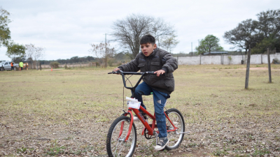 Corzuela: el gobernador entregó bicicletas para alumnos de la Escuela Rural 119