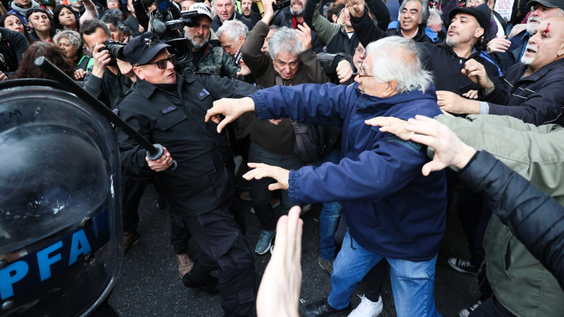 La policía reprimió la marcha de jubilados en el Congreso 