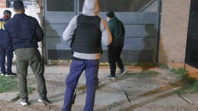 Continúa prófugo el verdulero que asesinó a un joven que conversaba con su expareja