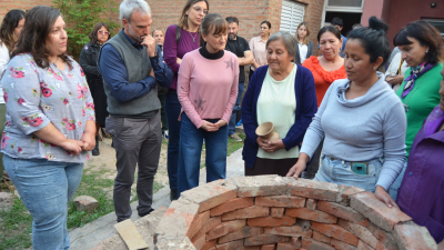 Tradicional primera quema en el horno que fabrica artesanías en el barrio Toba