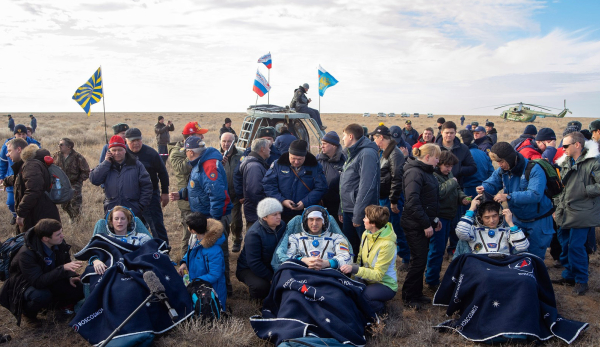 Cerca del Mar de Aral, Kazajstán, 2023. La astronauta de la NASA Kate Rubins, el cosmonauta ruso Anatoly Ivanishin y el ingeniero de vuelo japonés Takuya Onishi, momentos después de regresar a la Tierra en la Soyuz MS-01.