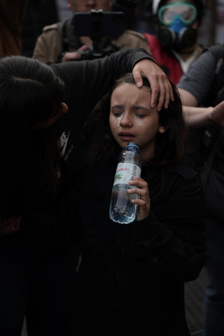 niña marcha jubilados.jpg