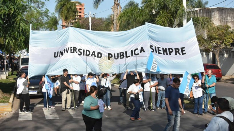 La caravana llegó a Corrientes y se dirigirán hacia el rectorado