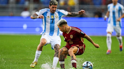 Argentina tuvo que batallar contra Venezuela y el campo de juego inundado