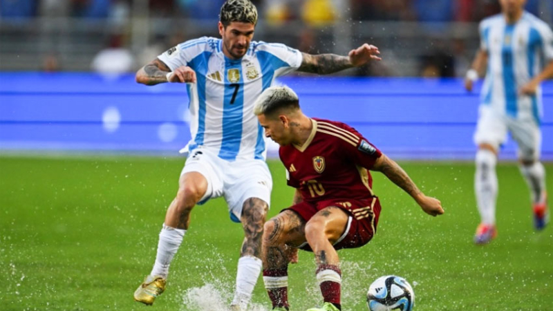 Argentina tuvo que batallar contra Venezuela y el campo de juego inundado