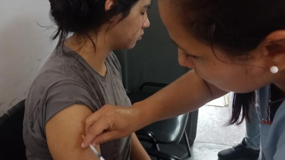 Desde hoy, vacunan contra el dengue a las personas nacidas del 2000 al 2004