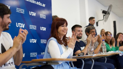 Cristina Kirchner se presentó por sorpresa y encabezó una charla con estudiantes