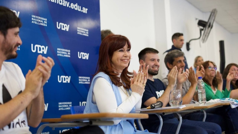 Cristina Kirchner se presentó por sorpresa y encabezó una charla con estudiantes