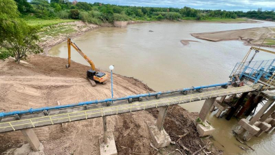 Limpian la toma de agua cruda del río Bermejo