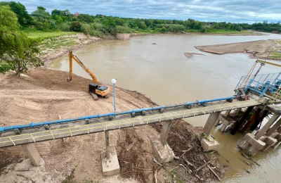 Limpian la toma de agua cruda del río Bermejo