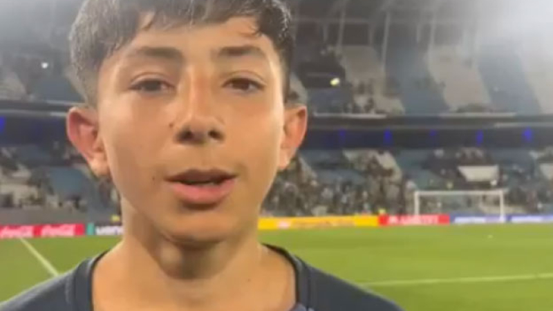 El pasapelotas que ayudó a vencer a Corinthians se llevó varios regalos del plantel