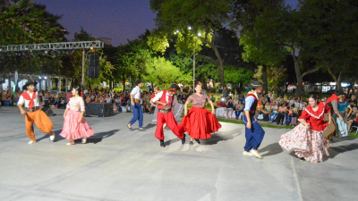 Gran Pericón con 115 bailarines y música en Resistencia