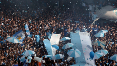 Racing viaja a Paraguay y los hinchas despiden al equipo con un banderazo en Aeroparque