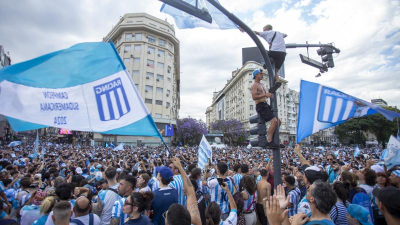 La alegría no tiene fin: Racing paseó con la copa y celebró ante una multitud