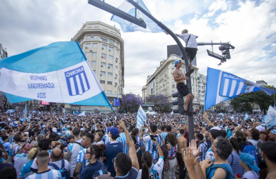 La alegría no tiene fin: Racing paseó con la copa y celebró ante una multitud