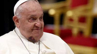 El papa Francisco sufrió un golpe en el rostro: el hematoma en su cara y la explicación del Vaticano