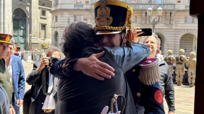 Javier Milei almorzó con el Escuadrón Ayacucho de granaderos: abrazos, emoción y música