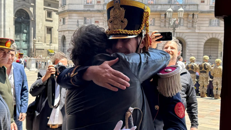 Javier Milei almorzó con el Escuadrón Ayacucho de granaderos: abrazos, emoción y música