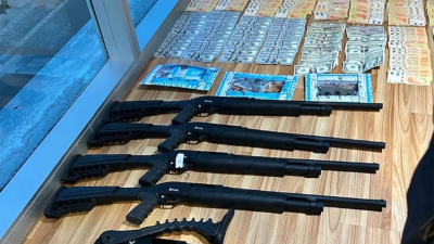 Allanaron locales de venta de empanadas y encontraron armas de diversos calibres