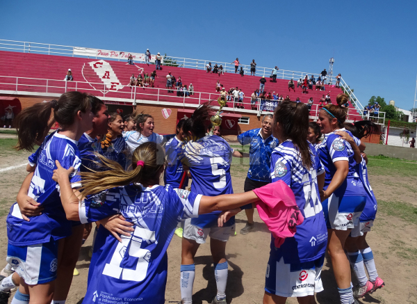 El equipo de fútbol femenino de Villa Alvear obtuvo el campeonato de la Liga Chaqueña al vencer en la final a Sarmiento. 10-11-24