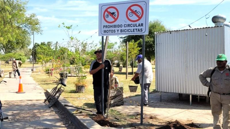 Las Breñas: señalización para no estacionar ni circular en espacios verdes