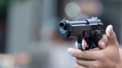 Madrugada violenta: un conocido le baleó el frente de su casa