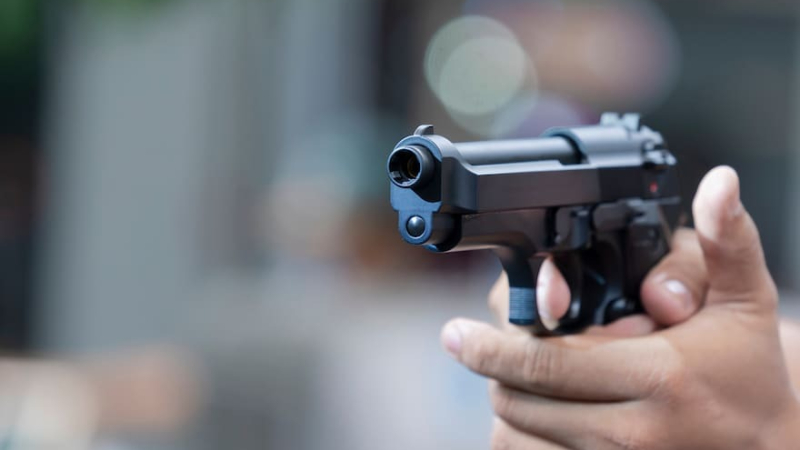 Madrugada violenta: un conocido le baleó el frente de su casa
