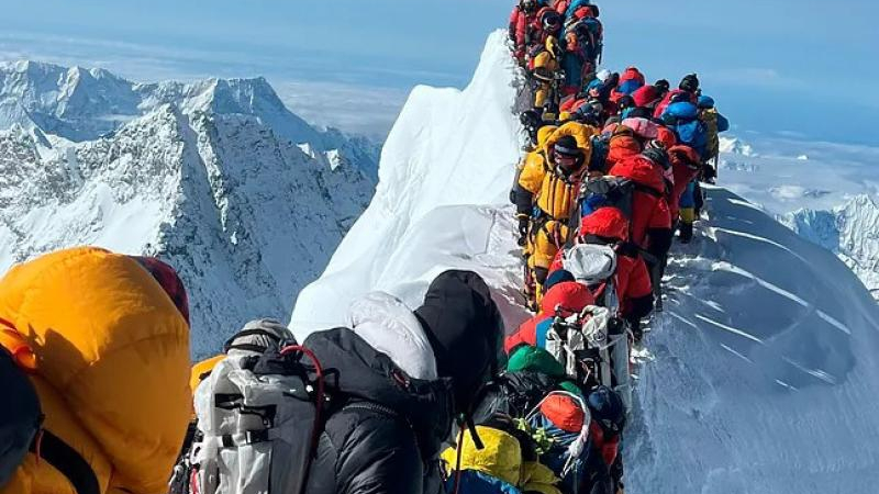 Gas xenón, el truco para llevar a más millonarios a la cima del Everest