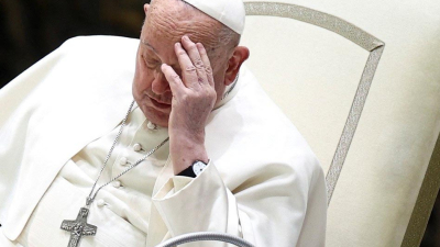 El papa Francisco fue internado en Roma por una bronquitis