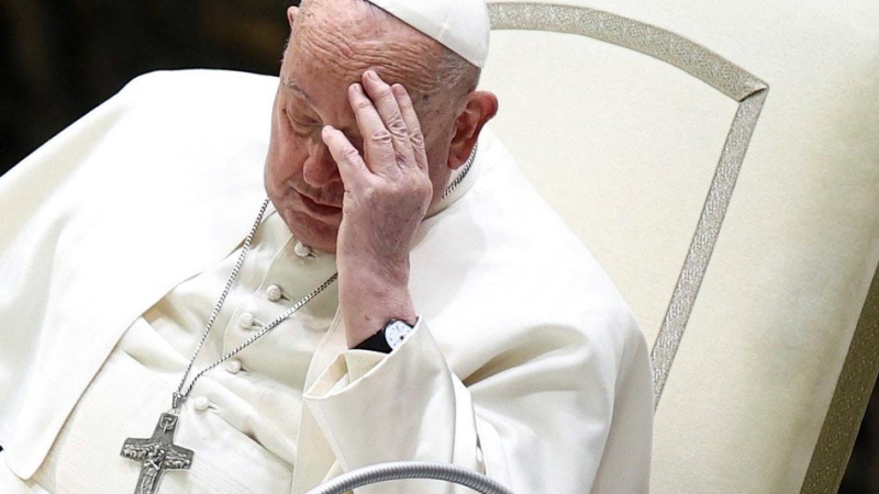 El papa Francisco fue internado en Roma por una bronquitis