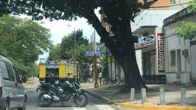 Rápida intervención de los bomberos para sofocar un incendio en pleno centro capitalino