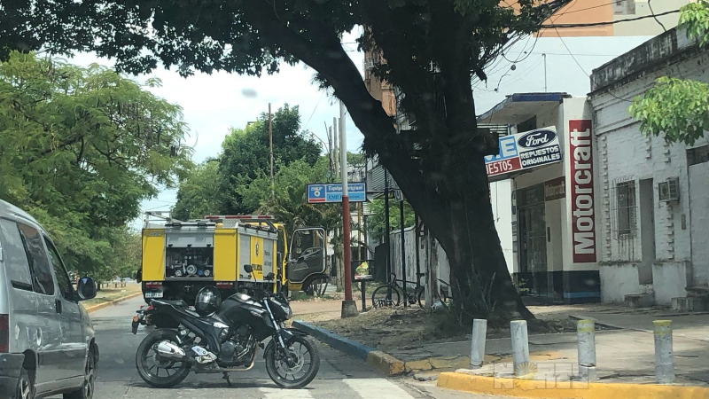 Rápida intervención de los bomberos para sofocar un incendio en pleno centro capitalino