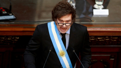 Aunque el último dato marcó 52,9%, Milei afirmó que la pobreza bajó a 33% en los últimos meses
