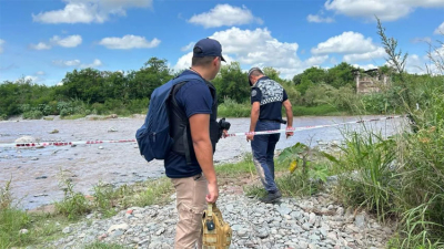 Una nena de 7 años fue hallada sin vida a orillas del río y detuvieron a su madre