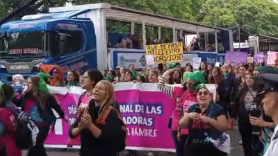Ambientalistas, feministas y críticos de Milei protagonizaron una protesta antes de la Fiesta de la Vendimia