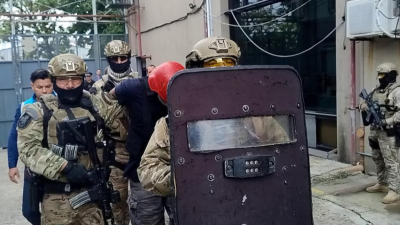 Un expolicía prófugo y acusado de filtrar información a Los Monos fue detenido