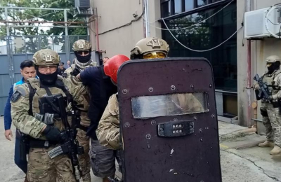 Un expolicía prófugo y acusado de filtrar información a Los Monos fue detenido