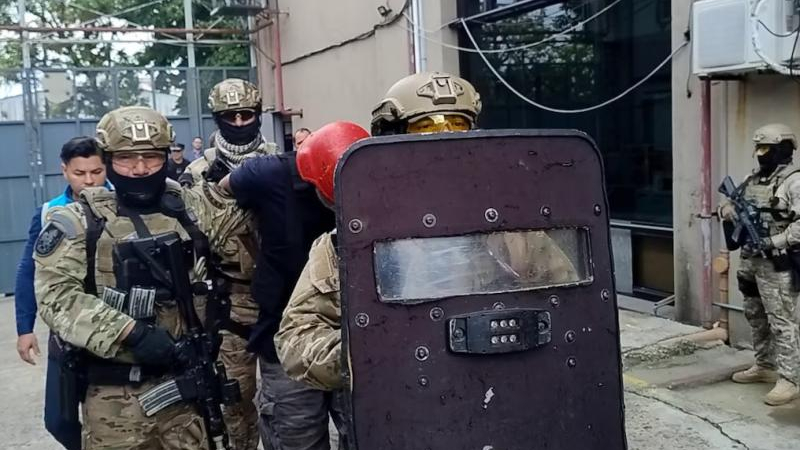 Un expolicía prófugo y acusado de filtrar información a Los Monos fue detenido
