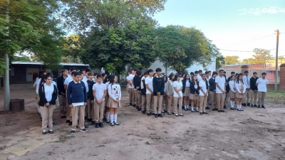 Entusiasmo en el comienzo de clases del nivel secundario en Los Frentones
