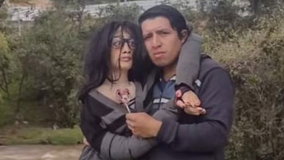 Está de novio con una muñeca y se muestra enamorado en las redes