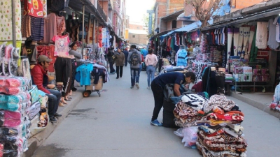 A Bolivia, a comprar gaseosas, verduras, ropa, zapatillas y hasta neumáticos
