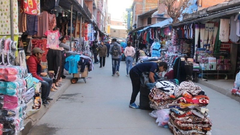 A Bolivia, a comprar gaseosas, verduras, ropa, zapatillas y hasta neumáticos