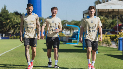 Argentina defiende su condición de líder en choque de riesgo con Uruguay